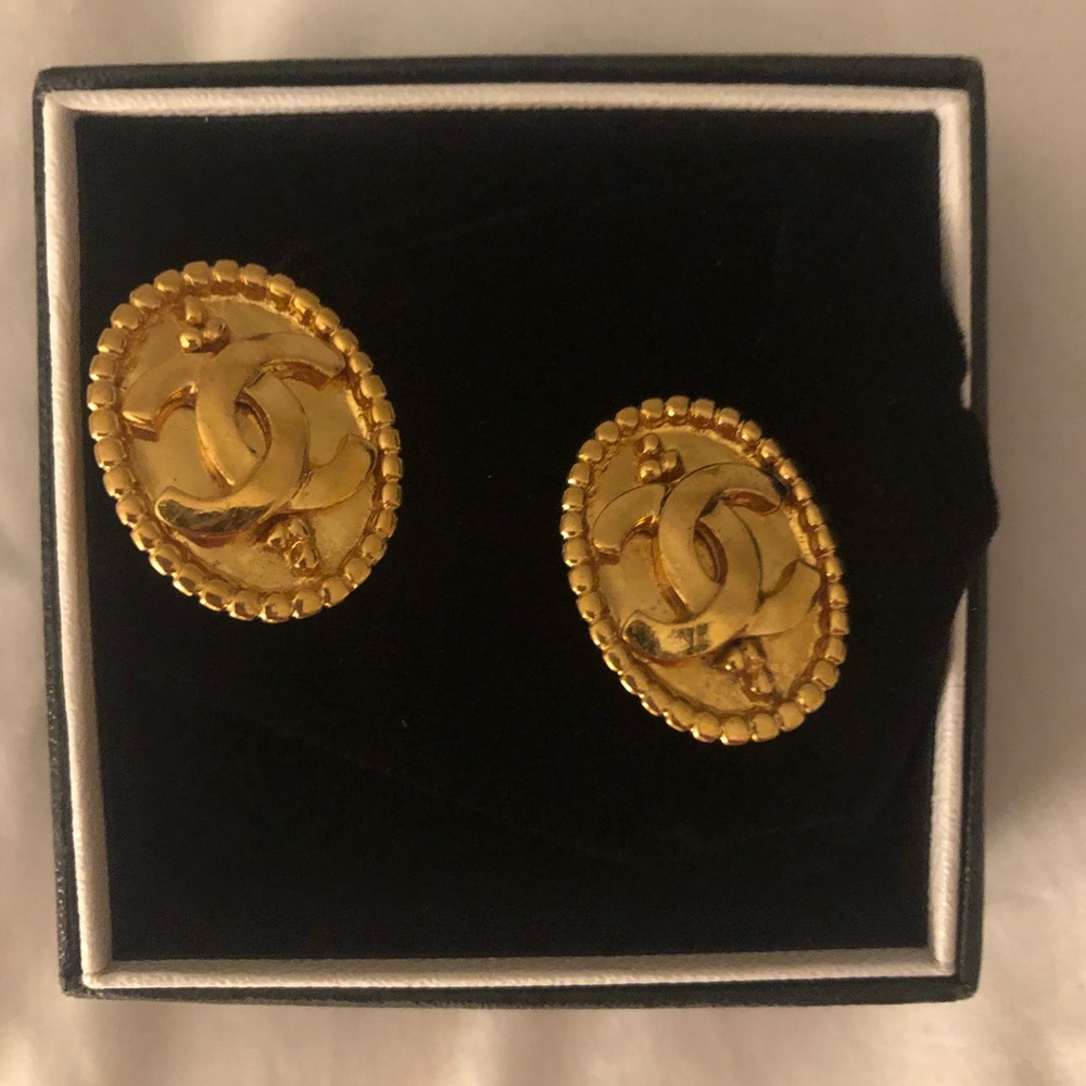 Chanel vintage oval earrings ( clip on)